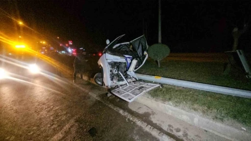 Tokat’ta direğe çarpan Tofaş kağıt gibi ezildi
