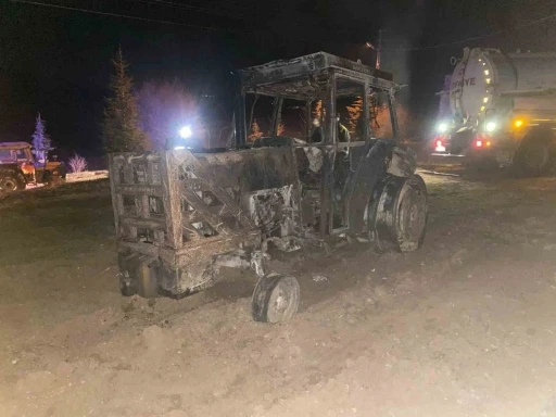 Tokat’taki yangında samanlık ve traktör küle döndü
