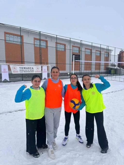 Tomarza’da Kar Voleybolu Turnuvası
