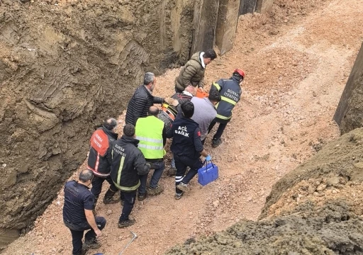 Toprak altında kalan işçiyi kurtarmak için itfaiye erleri zamanla yarıştı
