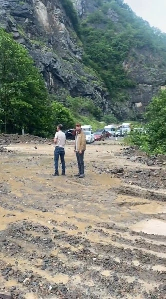 Trabzon’da heyelan nedeniyle Araklı-Bayburt yolu ulaşıma kapandı
