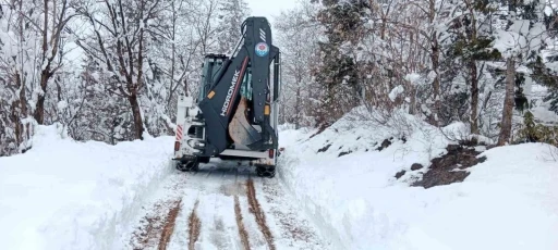 Trabzon’da kar nedeniyle kapalı mahalle yolu kalmadı
