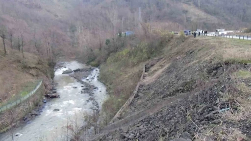 Dereye Uçan Otomobilde 1 Kişi Hayatını Kaybetti