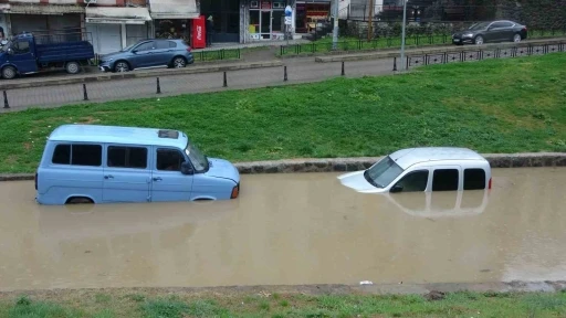 Trabzon’da şiddetli yağış sonrası göle dönen yolda araçlar su altında kaldı
