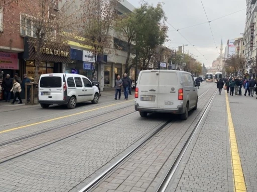 Trafiğe kapalı caddede seyrediyor, otopark gibi kullanıyorlar
