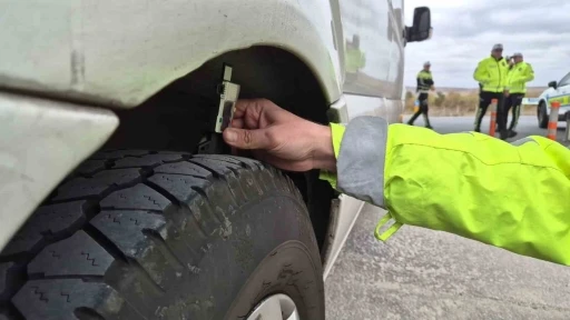 Trafik ekiplerinden sıkı denetim: Kış lastiği olmayan yandı
