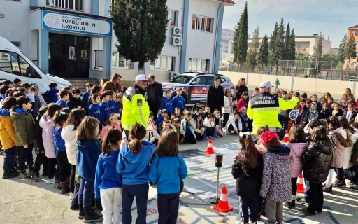 Trafik jandarmasından öğrencilere eğitim
