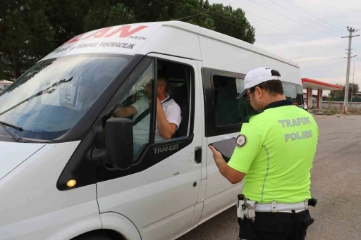 Trafik polisi böyle uyardı: “Sizin için, lütfen emniyet kemerlerinizi takın”
