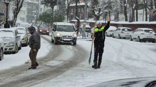 Trafik polisinden buzlu yolda düdüklü, kürekli müdahale
