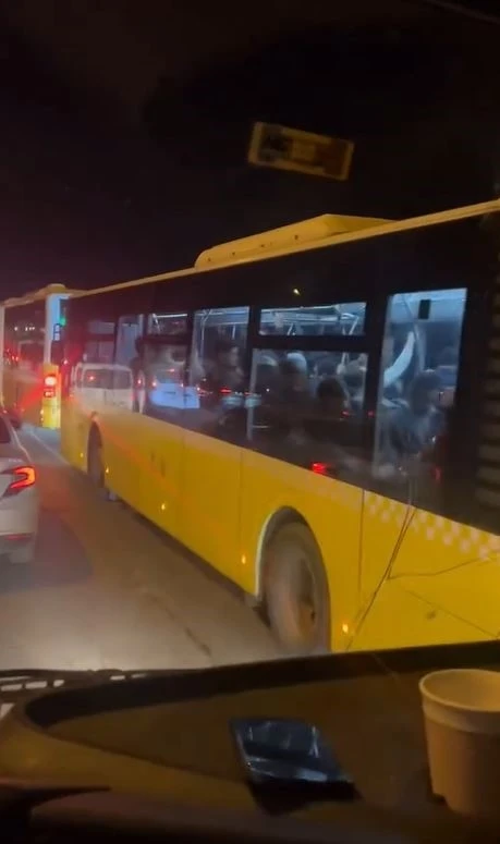 Trafik yoğunluğunda kural tanımayan İETT otobüsleri emniyet şeridini ihlal etti
