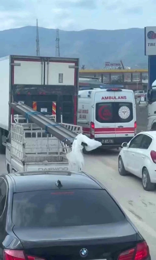 Trafikte ilerlemekte güçlük çeken ambulansın zor anları
