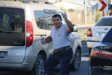 Trafikte Şarkı Söyleyerek Kızlarına Umut Aşılıyor