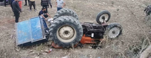 Traktör devrildi, baba öldü kızı yaralandı
