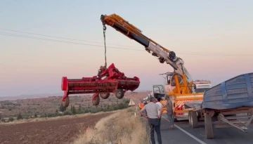 Traktör yüklü tır devrildi: 1 yaralı
