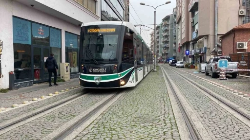 Tramvay yolundaki keyif uykusunu vatman bozdu
