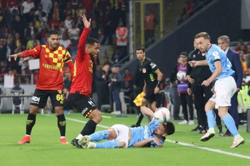 Trendyol Süper Lig: Göztepe: 0 - Trabzonspor: 0 (İlk yarı)
