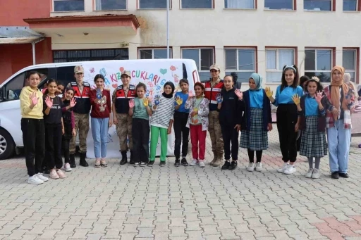 Tunceli’de jandarma, kız çocukları ile bir araya geldi
