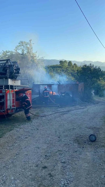 Tüp patladı, çıkan yangında kuruluk kül oldu
