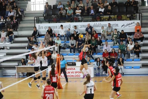 Turgutlu Belediyespor Voleybol Takımı doludizgin ilerliyor
