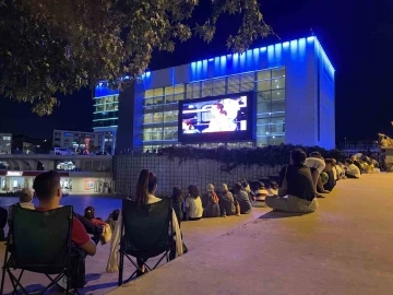 Türkiye-İtalya maçı Zeytinburnu 15 Temmuz Meydanı’nda canlı yayınlandı
