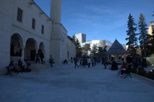 Türkiye’nin inşa ettiği Tiran Namazgah Camii’ne ziyaretçi akını
