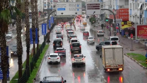 Turuncu kodla uyarılan Antalya güne yağışla başladı
