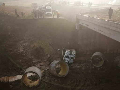 Tuzla’da servis minibüsü dere yatağına düştü: 1 ölü, 14 yaralı
