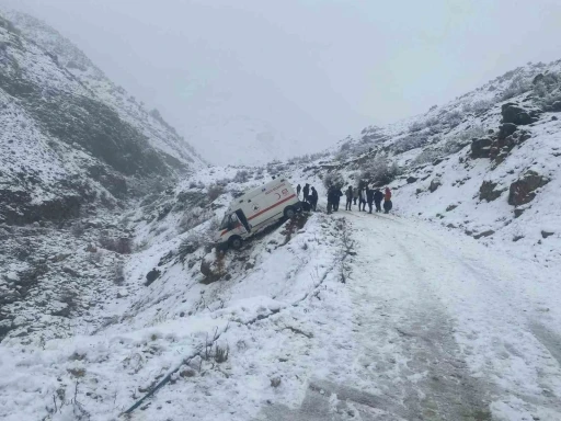 Uçuruma sürüklenen cenaze aracı, yuvarlanmaktan kaya sayesinde kurtuldu
