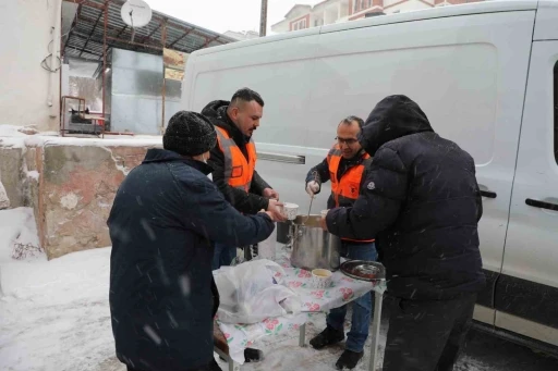 Ucuz et kuyruğunda sıcak çorba ikramı
