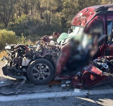 Üniversite kaydı için yola çıkan araç, arıza yapan tıra çarptı: 3 ölü, 2 ağır yaralı
