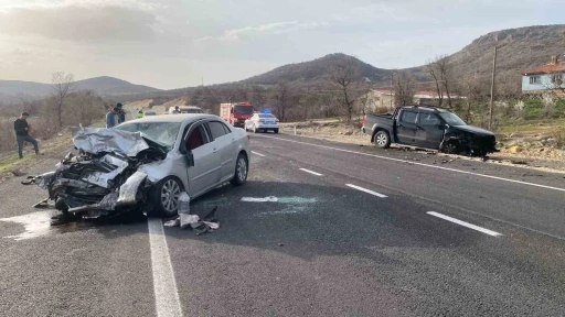 Uşak’ta iki araç çarpıştı: 1 ölü, 2 yaralı
