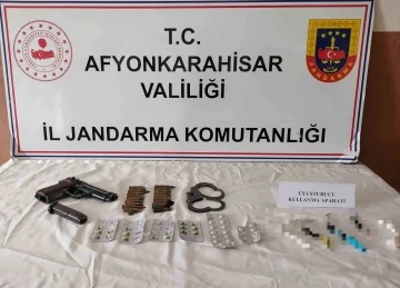 Uyuşturucu baskınında tabanca ve kelepçe ele geçirildi
