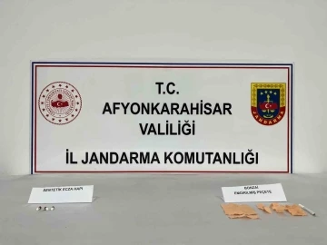 Uyuşturucu kullanırken jandarmaya yakalandılar
