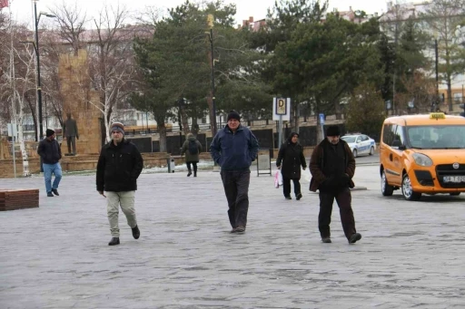 Uzmanı açıkladı: &quot;Geçmişe takılı kalan mutlu olamıyor&quot;
