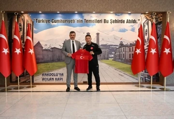 Vali Çiftçi’ye milli takım forması hediye etti
