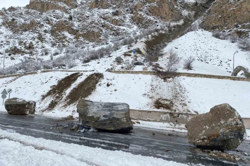 Van-Çatak kara yoluna dev kaya parçaları düştü
