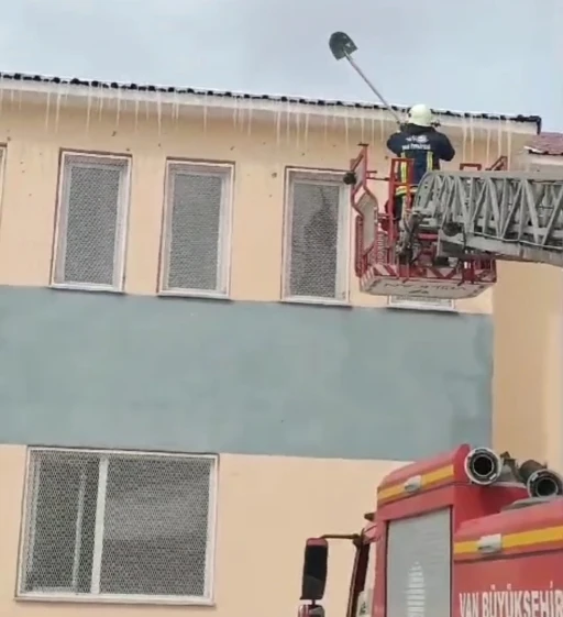 Van’da çatılarda tehlike saçan buz sarkıtları temizlendi
