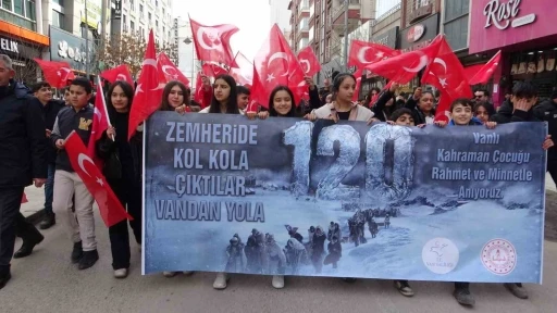 Van’da &quot;120 kahraman çocuk&quot; anısına yürüyüş düzenlendi
