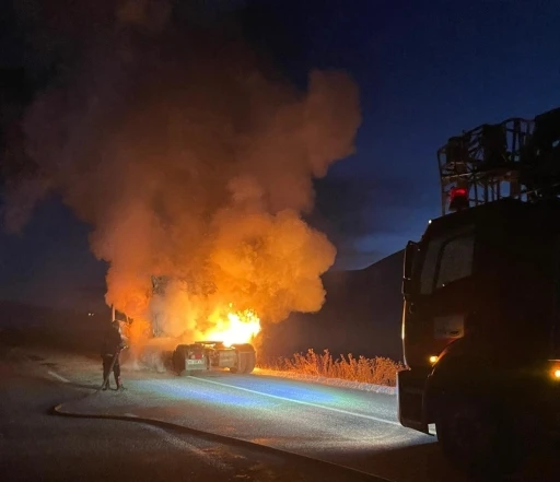 Van’da seyir halinde tır alev alev yandı
