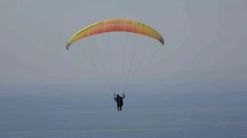 Van Gölü sahilinde yamaç paraşütü yarışması nefes kesti
