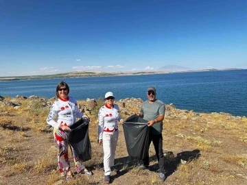 Vangölü Aktivistleri Derneği üyeleri Tatvan sahilinde çöp topladı
