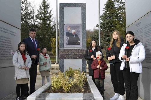 Vefatının 25’nci yılında minikler böyle andı: &quot;O bizim İzzet Babamızdır&quot;
