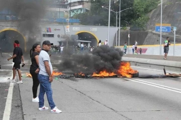 Venezuela seçimlerin ardından savaş alanına döndü: 2 ölü
