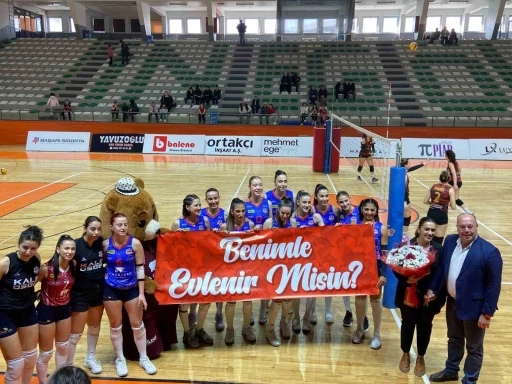 Voleybol maçında sürpriz evlenme teklifi
