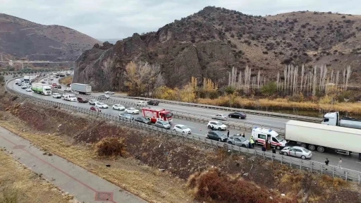 Yağmurla gelen kazalar: Düğün konvoyundaki otomobil bariyere çarptı, 5 kişi yaralandı
