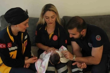 Yalova’da hamile kadın ambulansta doğum yaptı
