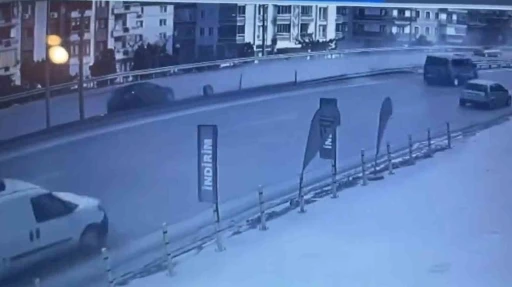 Yalova’da kontrolden çıkan otomobilin bariyerlere çarptığı kaza kamerada
