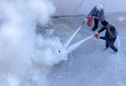 Yangın tüpünü kullanmayı öğrendiler
