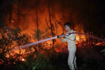 Yangına havadan gece görüşlü helikopterler müdahale ediyor
