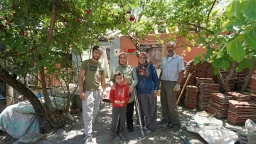 Yangında zarar gören ailenin evi onarılıyor
